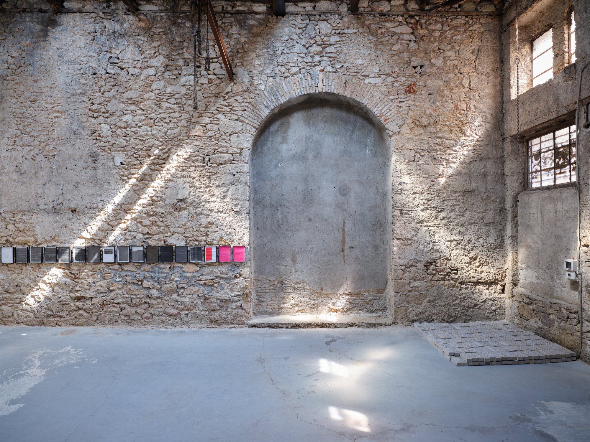 Banu Cennetoğlu, Installation view, için için, Sylvia Kouvali, Piraeus, 2024.