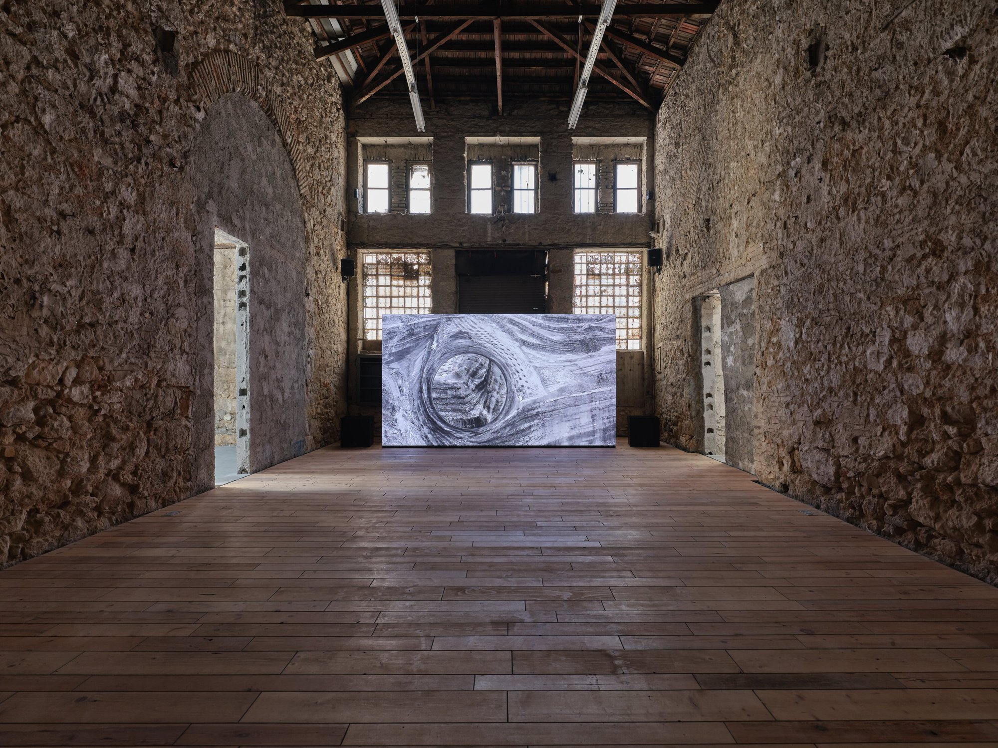 Leslie Thornton, Tunneling, 4K digital video on loop, colour, sound, Duration: 4 min. 35 sec, 2024.Installation view, Leslie Thornton, Tunnelling, Sylvia Kouvali, Piraeus, 2024.