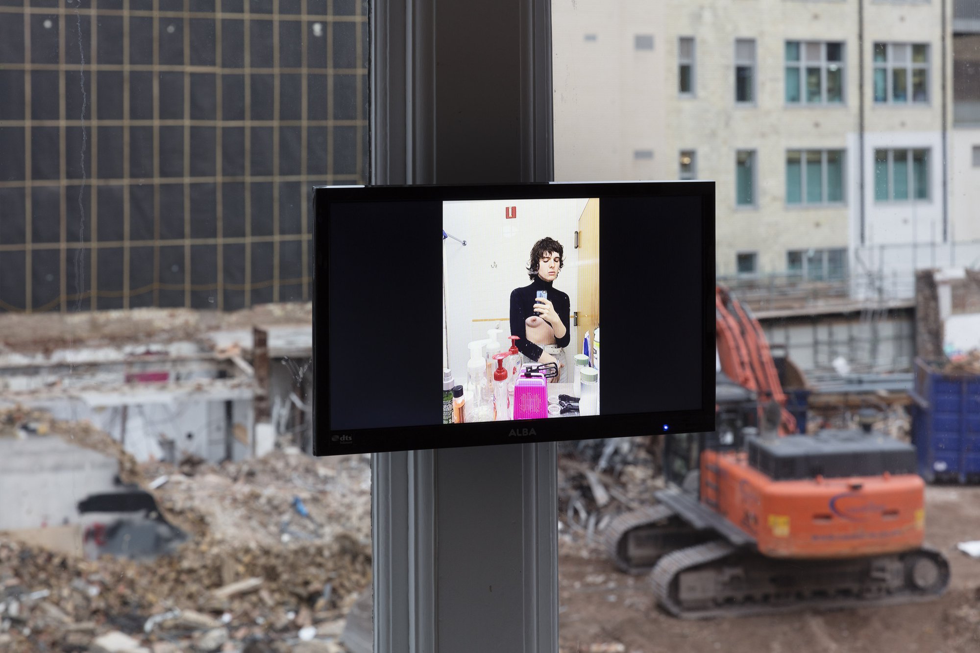 David Douard, BLOOD O’ US, detail, two channel sound installation, digital photographs, screen, plaster wall, two speakers, vinyl floor, 2017